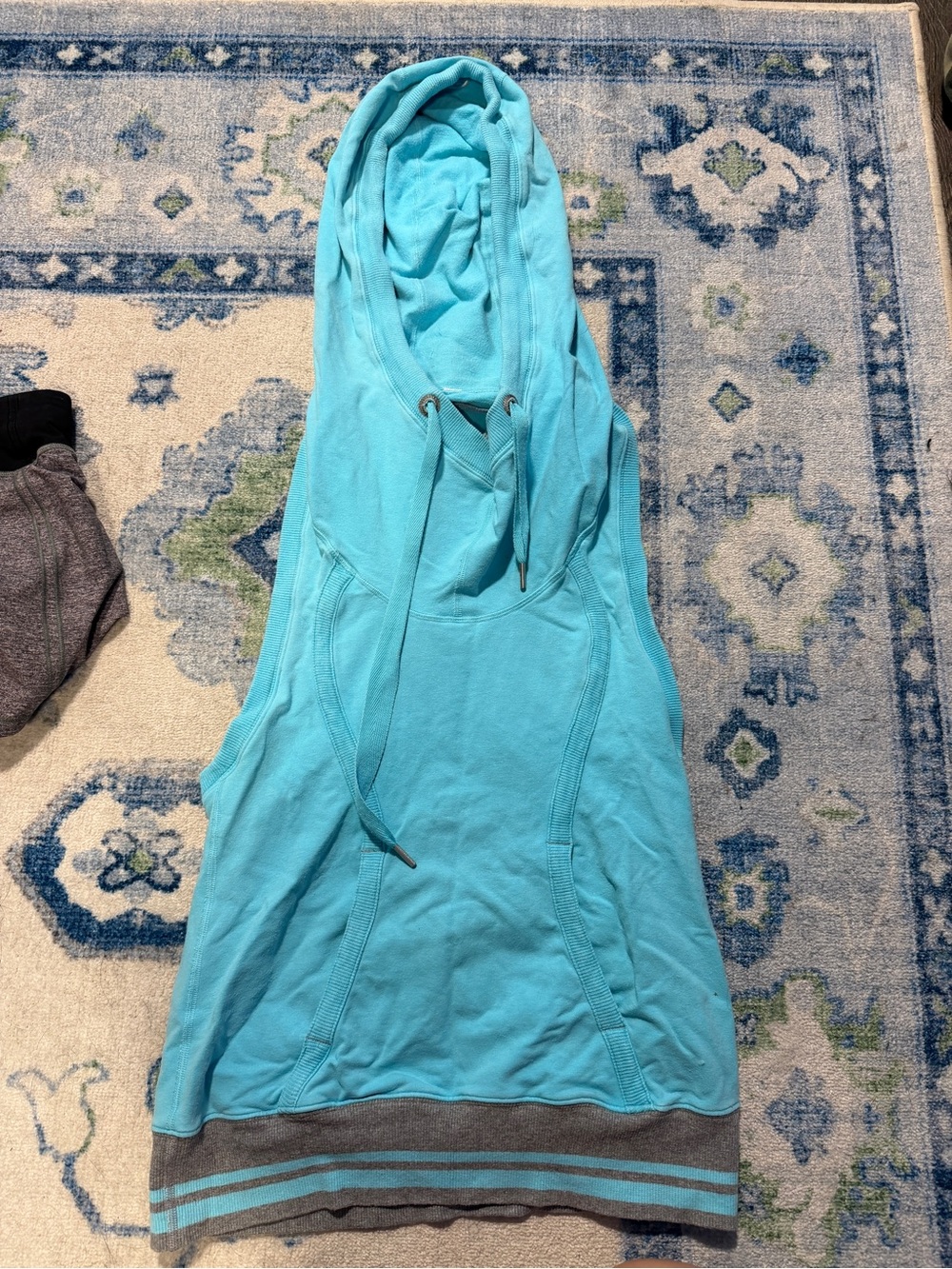 lululemon athletica - pullover hooded vest - size 6